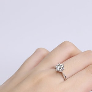 Moissanit Diamant Solitär Verlobungsring in sechs Krappenfassung.