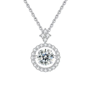 Ciondolo con moissanite danzante e diamanti, circondato da un alone di diamanti attorno alla pietra centrale.