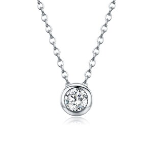 Collar colgante solitario con un diamante moissanita redondo brillante en engaste de bisel.