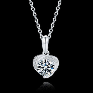 Harthanger in witgoud verguld sterlingzilver met een schitterende Moissaniet-diamant, bekroond met kleine diamantjes.