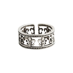 Könnte beinhalten: Silberring mit einem dekorativen Design aus Fleur-de-lis.