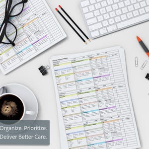 Puede incluir: Vista superior de un espacio de trabajo con hojas de informes de enfermer&iacute;a, un teclado, l&aacute;pices y una taza de caf&eacute;. Las hojas tienen secciones coloridas. El texto "Organize. Prioritize. Deliver Better Care." es visible.