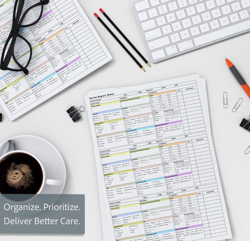 Puede incluir: Vista superior de un espacio de trabajo con hojas de informes de enfermer&iacute;a, un teclado, l&aacute;pices y una taza de caf&eacute;. Las hojas tienen secciones coloridas. El texto "Organize. Prioritize. Deliver Better Care." es visible.