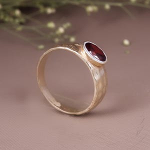 Gold Granat Ring, gehämmert Band Design, handgemachter Handwerker Schmuck
