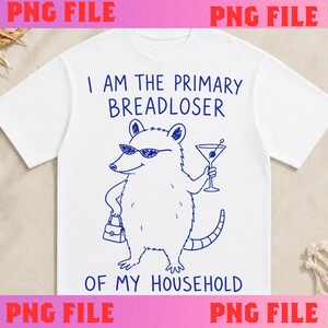 Pode incluir: Uma t-shirt branca com uma ilustração de linhas azuis de um gambá usando óculos de sol, segurando uma taça de martini e uma pequena bolsa. O texto acima diz I AM THE PRIMARY BREADLOSER e o texto abaixo diz OF MY HOUSEHOLD.