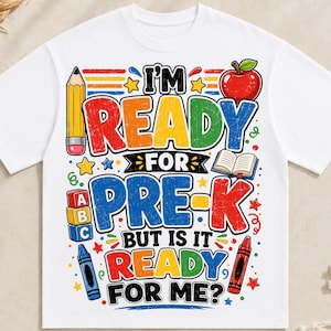 Può includere: Una t-shirt bianca a maniche corte con una grafica colorata che riporta il testo I'M READY FOR PRE-K BUT IS IT READY FOR ME? Il design include una matita gialla, una mela rossa, un libro aperto, cubi con lettere e un pastello blu e rosso.