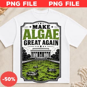 Könnte beinhalten: Ein weißes T-Shirt mit einem Grafikdruck des Lincoln Memorials, das sich in einem grünen, algenbedeckten Teich mit drei Enten spiegelt. Der Text "MAKE ALGAE GREAT AGAIN" steht in fetten schwarzen und grünen Buchstaben in einem schwarzen Rahmen.