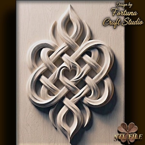 Może przedstawiać: Jasny drewniany panel z centralnym reliefem przedstawiającym skomplikowany, symetryczny węzeł w stylu celtyckim z sercem w środku. Tekst Design by Fortuna Craft Studio znajduje się w prawym górnym rogu, a poniżej widnieje ikona koniczyny.