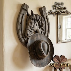 Könnte beinhalten: Rustikale Wandskulptur mit Pferdekopf und Hufeisen mit Cowboyhut. Die Skulptur besteht aus einem dunklen, verwitterten Material, mit dem Text "Design by Fortuna Craft Studio" in der oberen rechten Ecke.