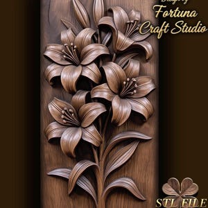 Könnte beinhalten: Detaillierte Holzschnitzerei von Lilien in voller Blüte, mit komplizierten Blütenblatt- und Blattdetails. Das Kunstwerk ist auf einer Holztafel montiert, die die natürliche Maserung zeigt. Der Text "Design by Fortuna Craft Studio" ist sichtbar.