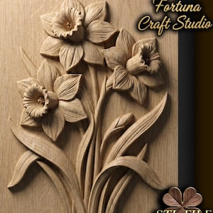 Könnte beinhalten: Detaillierte Holzschnitzerei von Narzissen in voller Blüte. Das Kunstwerk zeigt drei Blumen mit komplizierten Blütenblattdetails, Stielen und Blättern. Der Text "Design by Fortuna Craft Studio" und "STL FILE" sind sichtbar.