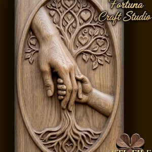 Op de afbeelding: Een houten snijwerk met twee handen die elkaar vasthouden, met een boomontwerp erboven en wortels eronder. De boom heeft hartvormige bladeren. De tekst "Design by Fortuna Craft Studio" is zichtbaar. De afbeelding is een "STL FILE".