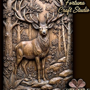 以下が含まれることがあります： 森の中にいる雄鹿の精巧な木彫り。雄鹿は大きな角を持ち、木、岩、葉に囲まれています。「Design by Fortuna Craft Studio」の文字が見えます。画像には「STL FILE」の文字も含まれています。