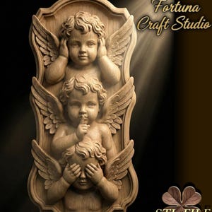 Puede incluir: Arte de pared de madera con tres figuras de querubines con alas, cada una en una pose diferente: tapándose los oídos, la boca y los ojos. La obra de arte está tallada en madera de color marrón claro y está enmarcada. El texto "Design by Fortuna Craft Studio" y "STL FILE" son visibles.