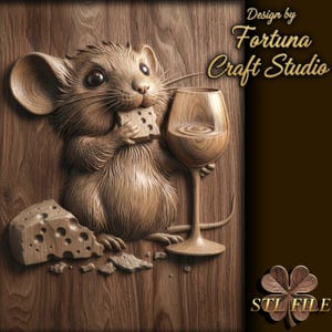 Peut inclure: Sculpture en bois détaillée d'une souris tenant un morceau de fromage et un verre de vin. La souris est brune avec de grandes oreilles et des moustaches. Le verre de vin est rempli d'un liquide. Le texte "Design by Fortuna Craft Studio" est visible.