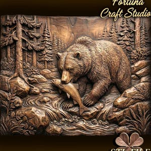以下が含まれることがあります： 木彫りの作品で、クマが川で魚を捕まえている様子が描かれています。周りには木や岩があり、茶色の色合いです。「Design by Fortuna Craft Studio」と「STL FILE」の文字が刻まれています。