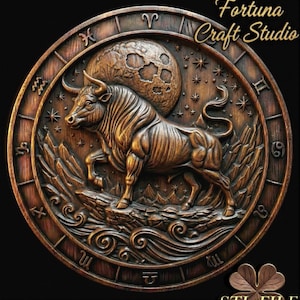Op de afbeelding: Een gedetailleerde, cirkelvormige houten gravure met het sterrenbeeld Stier. Het ontwerp omvat een stier, een volle maan, sterren en dierenriemtekens. De tekst "Design by Fortuna Craft Studio" is zichtbaar.