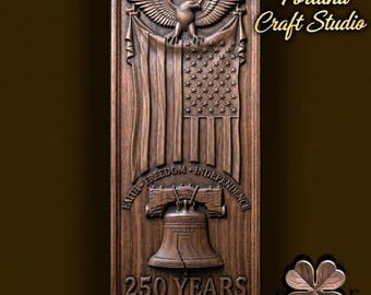 Puede incluir: Una placa de pared rectangular de madera con un águila americana tallada, una bandera estadounidense drapeada y la Liberty Bell. El texto dice Faith, Freedom, Independence, 250 Years y 1776-2026. Design by Fortuna Craft Studio.