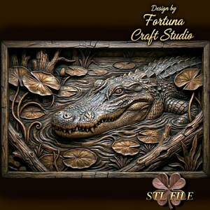 Può includere: Intaglio in rilievo marrone dettagliato di un alligatore in una scena di palude, incorniciato in legno. L'alligatore è circondato da ninfee e tronchi sommersi. Il testo "Design by Fortuna Craft Studio" e "STL FILE" sono visibili.