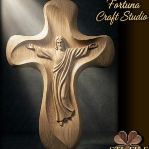 Könnte beinhalten: Ein Holzkreuz mit einer geschnitzten Figur von Jesus mit ausgestreckten Armen. Das Kreuz ist aus hellbraunem Holz gefertigt und trägt den Text "Design by Fortuna Craft Studio" und "STL FILE".