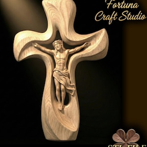 Puede incluir: Una escultura de cruz de madera con una figura tallada de Jesucristo. La cruz tiene un diseño único y fluido. El texto "Design by Fortuna Craft Studio" y "STL FILE" son visibles. La escultura está hecha de madera clara.