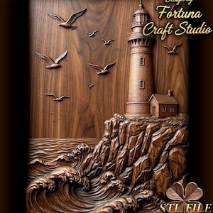 Puede incluir: Una detallada talla de madera de un faro sobre un acantilado rocoso, con gaviotas en vuelo y olas del océano. La obra de arte está en tonos marrones y presenta el texto "Design by Fortuna Craft Studio" y "STL FILE".