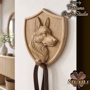Könnte beinhalten: Ein Wandgarderobe aus Holz mit einem geschnitzten Relief eines Schäferhundkopfes auf einer schildförmigen Platte. Die Garderobe hat einen Haken zum Aufhängen von Gegenständen. Das Design stammt von Fortuna Craft Studio.