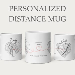 Könnte beinhalten: Weiße Keramikbecher mit personalisierten Kartendesigns. Jeder Becher zeigt eine herzförmige Karte mit Namen und Stadt. Der Text "PERSONALIZED DISTANCE MUG" steht oben. Ein Becher zeigt "3000km AWAY BUT ALWAYS TOGETHER".