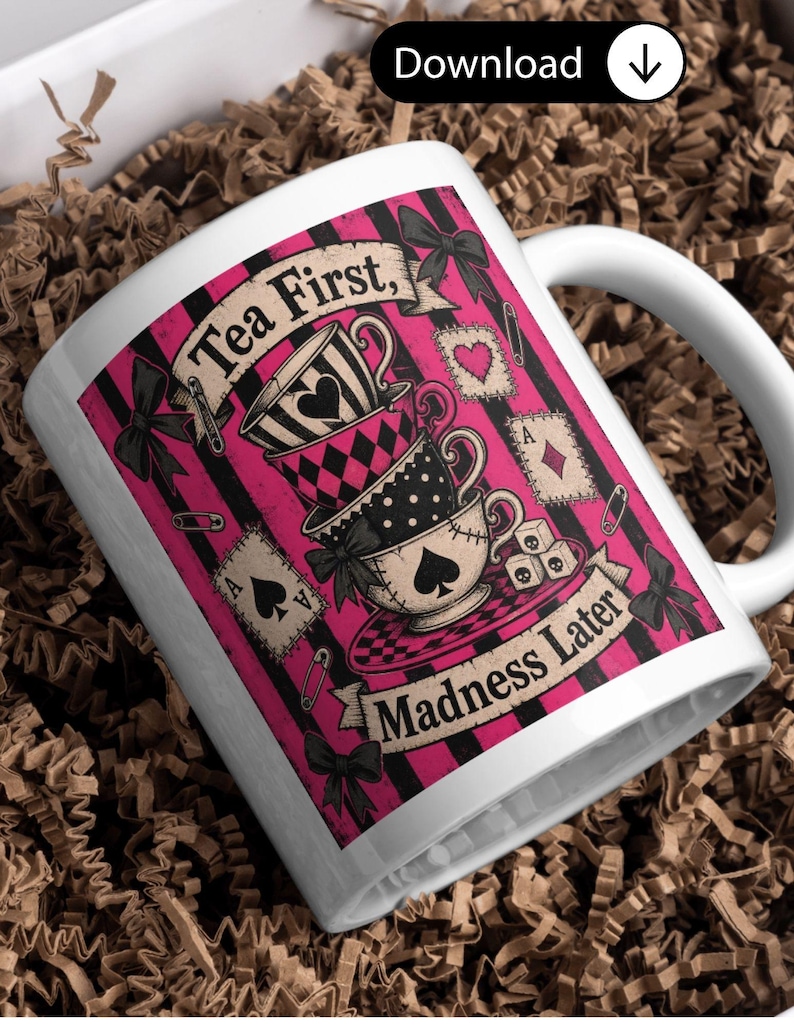 K&ouml;nnte beinhalten: Ein wei&szlig;er Keramikbecher mit pink-schwarzem Streifenhintergrund und einem Stapel aus drei Teetassen, die mit Herz-, Karo- und Pik-Symbolen verziert sind. Der Text lautet "Tea First, MADNESS Later", erg&auml;nzt durch Spielkarten, W&uuml;rfel und Schleifen.
