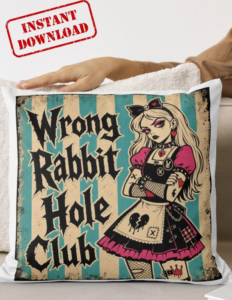 K&ouml;nnte beinhalten: Ein quadratisches Dekokissen mit einem vertikal gestreiften Hintergrund in T&uuml;rkis und Creme und dem Text Wrong Rabbit Hole Club in schwarzer gotischer Schrift. Eine Illustration einer blonden Figur in einem schwarz-pinken Kleid mit Herzmotiv.