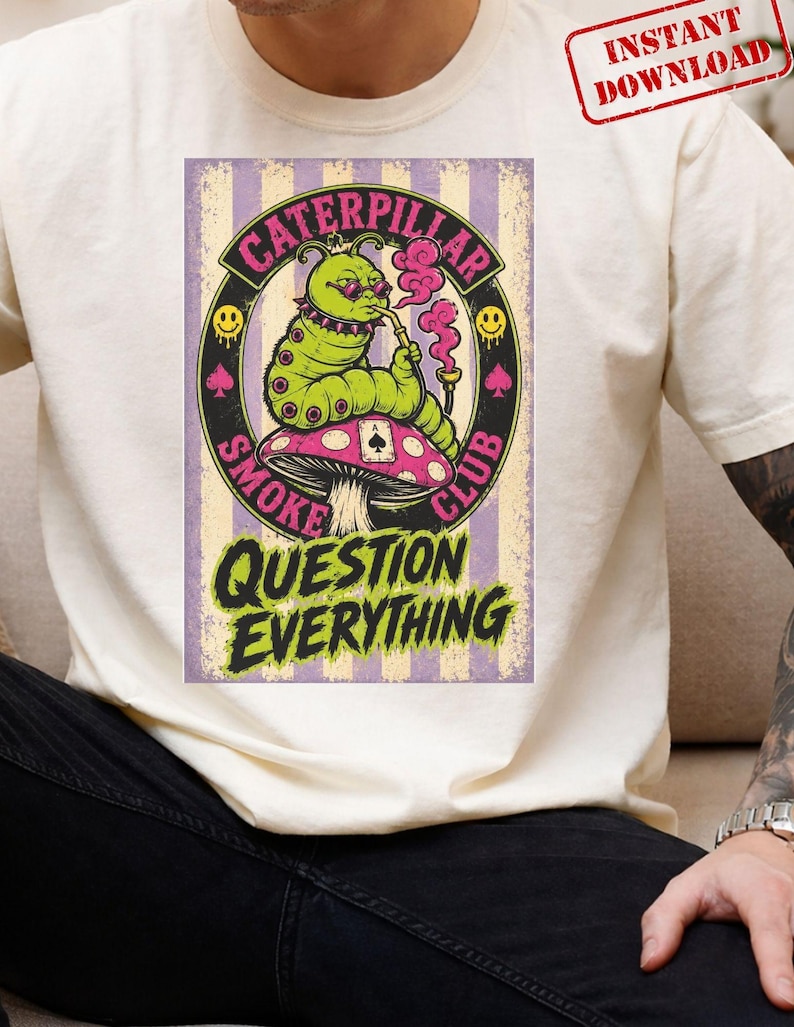 K&ouml;nnte beinhalten: Ein cremefarbenes T-Shirt mit einer Grafik einer gr&uuml;nen Raupe, die eine rosa Brille tr&auml;gt und an einer Pfeife raucht, w&auml;hrend sie auf einem rosa Pilz sitzt. Das Design enth&auml;lt den Text CATERPILLAR SMOKE CLUB und QUESTION EVERYTHING.