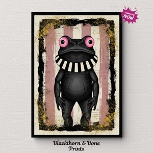 Może przedstawiać: Oprawiony wydruk artystyczny przedstawiający stylizowaną czarną żabę z dużymi różowymi oczami i paskowanym kołnierzem. Tło ma różowe i beżowe pionowe paski z czarną i złotą obwódką. Tekst "Blackthorn & Bone Prints" znajduje się na dole.