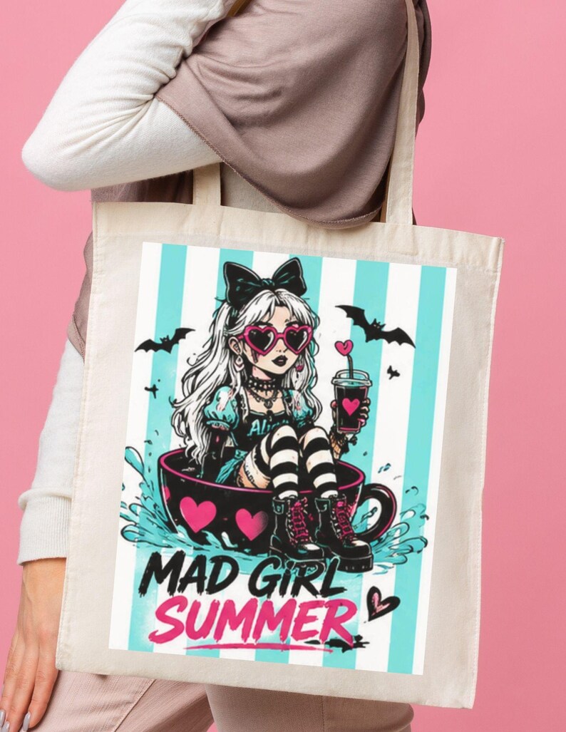 K&ouml;nnte beinhalten: Eine beige Stofftasche aus Segeltuch mit einem Grafikdruck einer Figur mit wei&szlig;em Haar, herzf&ouml;rmiger Sonnenbrille und schwarzen Stiefeln, die in einer Teetasse sitzt. Der Hintergrund hat hellblaue und wei&szlig;e Streifen, Text MAD GIRL SUMMER.