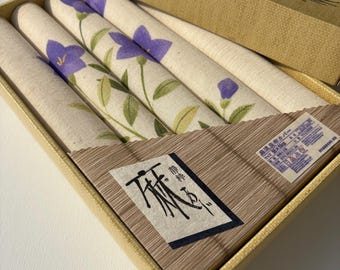 Fodere per cuscini giapponesi vintage, set in tessuto di cotone con motivo floreale viola, arredamento anni '70.