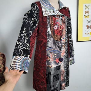 Vintage Avantgarde Patchwork Mantel | Whimsigoth Mixed Media Samt strukturierte Jacke | Kunst zum Tragen | Mismatched Neuheit Buttons | Größe L/XL