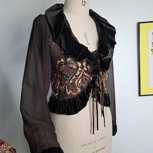 Vintage Feenhafter Brauner Samt & Chiffon Bestickter Bolero mit Rüschen Kragen und Manschetten, Mittelalterlicher Revival Romantischer Whimsigoth Shrug, S / M