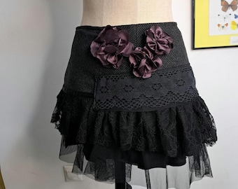 Y2k Fairygrunge geüpcycled minirok met kant, tule zoom en paarse rozetten | Grillig, Dark Coquette, M/L