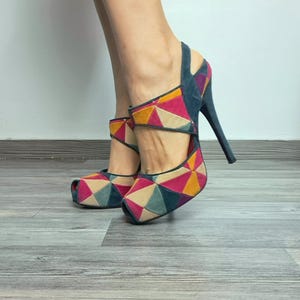 Sandalias de tacón de aguja con puntera abierta y tira trasera, estilo vintage Cesare Paciotti Patchwork Suede, talla 38 / Zapatos de tacón geométricos de diseñador italiano Y2K con logo de daga