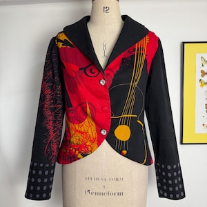 Y2K Paramita Art to Wear Färgglad Musiktema Kavaj | Vintage Avantgarde Gitarrtryck Patchwork Missmatchade Knappar Statementkavaj, M