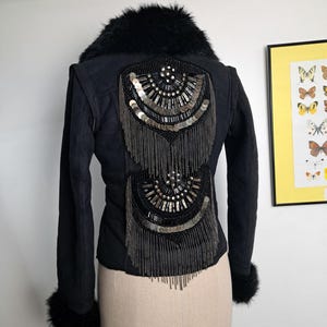 Speichern Sie die Königin Schwarze Perlenjacke / Weste mit schwerer Verzierung und Ketten, abnehmbaren Ärmeln und Kunstpelzkragen | Cyber-Goth