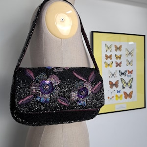 Vintage 90er Jahre Accessorize Floral Perlen Umhängetasche in Schwarz mit Lila Blumen | Whimsigoth Y2k Dark Fairycore Verschönerte Abend Handtasche