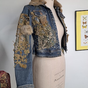 Y2K Whimsigoth Verzierte Jeansjacke mit Abnehmbarem Pelzkragen, Maximalist Boho Fairygrunge Jeansjacke, größe XS/S