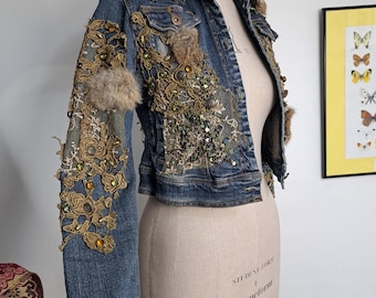 Chaqueta vaquera Y2K Whimsigoth adornada con cuello de piel desmontable, chaqueta vaquera maximalista boho fairygrunge, talla XS/S