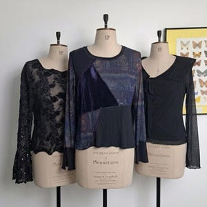 Whimsigoth XL-topppaket: Lewinger lapptäcke i blå sammet och mesh, Gerry Weber-blus med utsvängda ärmar och Per Una svart meshtopp