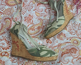 Y2K REPLAY - Chaussures compensées à lacets camouflage effet vieilli avec plateformes en liège | Sandales à talons pin up style peep toe en toile vintage, pointure 38