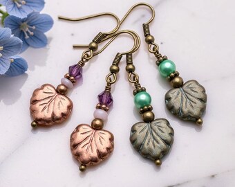 Pendientes de hojas con cuentas • Pendientes colgantes de latón y acrílico • Joyería ligera de estilo bohemio con forma de hoja • Regalo ideal para ella en verde primaveral o bronce otoñal