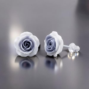 Miniaturowe kolczyki w kształcie szarej róży, hipoalergiczne silikonowe sztyfty, biżuteria Cottagecore Floral, neutralne pastelowe sztyfty, ręcznie robiony prezent dla niej