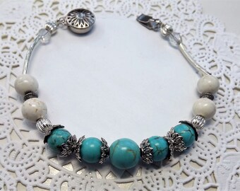 Edelsteenarmband met turkoois en howliet kralen.