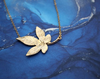 Carved Ivy Leaf Pendant Necklace - Autumn-Inspired Elegant Jewelry, Symbolism of Friendship and Renewal, Gift for her