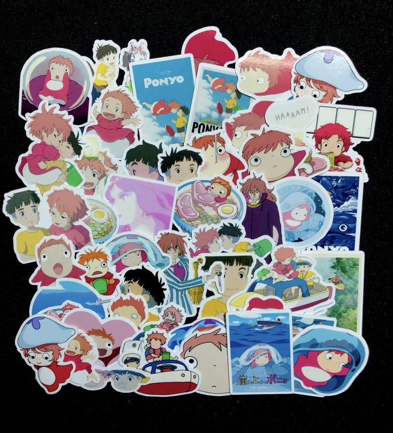 Pu&ograve; includere: Una collezione di adesivi colorati con personaggi e scene del film d'animazione "Ponyo". Gli adesivi mostrano varie pose ed espressioni dei personaggi, con testo come "Ponyo" e "Haaam!"